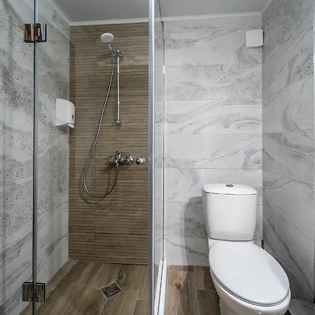 Izvora מלון קרנבו